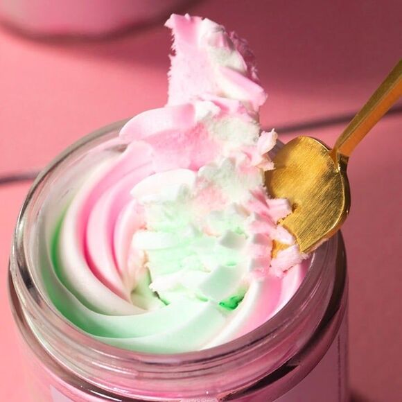 TRULY Beauty: Buns of Glowry Smoothing Butt Polish - Picture 7 of 10